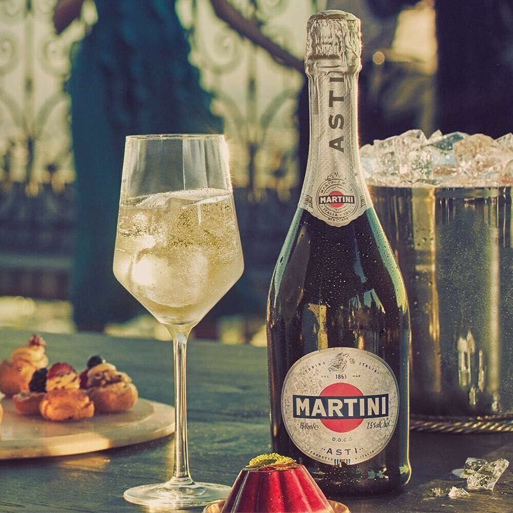 Сладкое игристое вино martini. Мартини Асти Спуманте. Мартини Асти шампанское. Вино игристое мартини Асти белое. Мартини Асти Просекко.